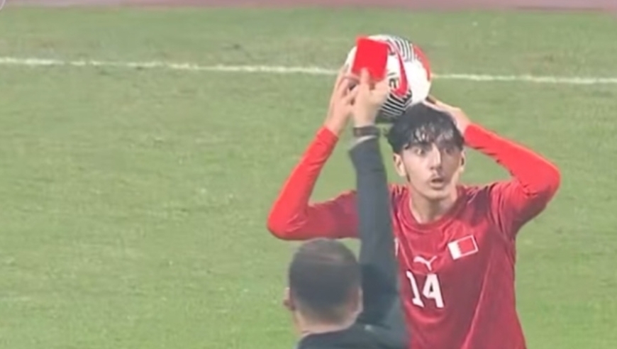 U16国足多打一人，邝兆镭抢断后被放倒，造对手直红