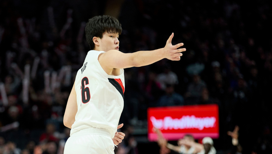 杨瀚森上半场vs火箭集锦：命中3分抢3板送1助攻 与杜兰特正面对决