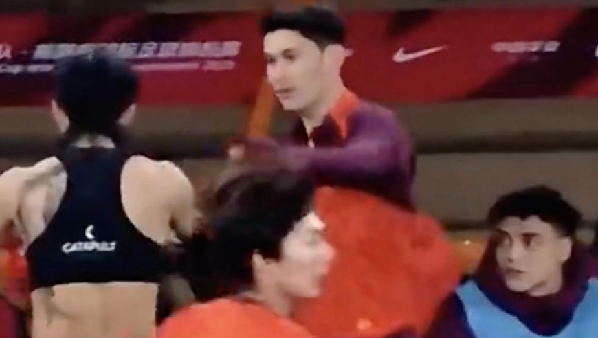 美甲扎辫子引争议！汪士钦后背露出大片文身 拜合拉木忙替他遮挡