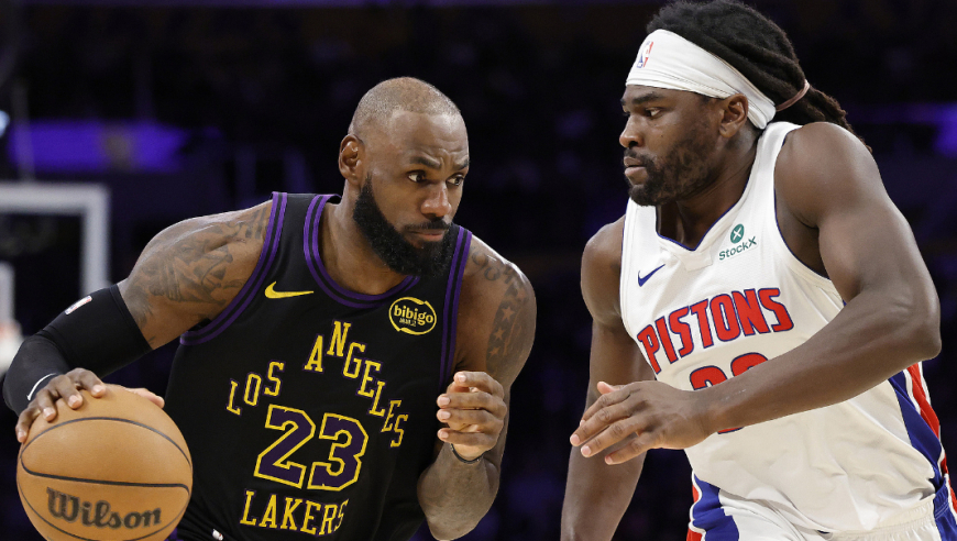 詹姆斯生日夜vs活塞17分全过程：后仰跳投+硬解三分难掩湖人败局