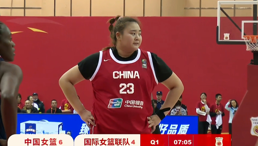 大宝贝就是强！刘禹彤篮下拿到篮板打进 随后造成犯规两罚全中