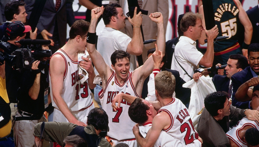 装早了！32年前米勒准绝杀后向公牛球员鞠躬 反遭库科奇0.8秒绝杀！