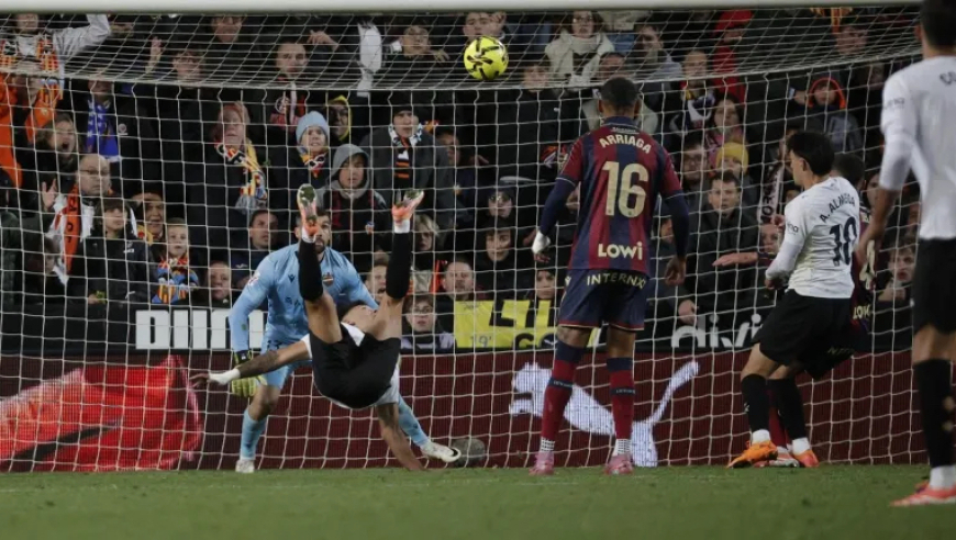 足坛同夜五佳球：西甲替补神锋惊天倒钩PK西乙悍将中圈炸裂吊射