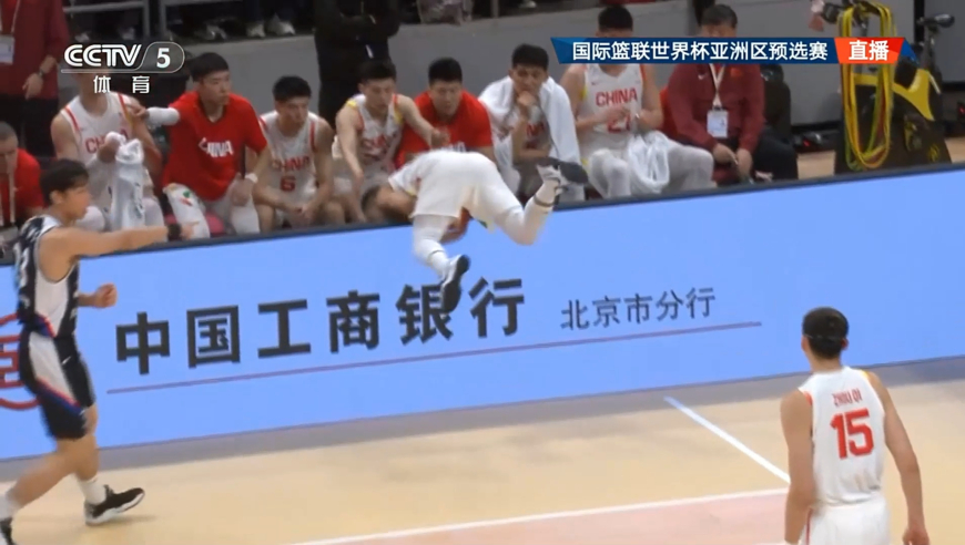 拼命三郎！高诗岩先摔倒造韩国队犯规 紧接着又拼抢球权飞出场外