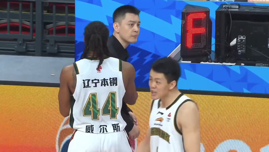 杨鸣被驱逐全程：不满裁判长时间怒喷 领两次技犯最终离场