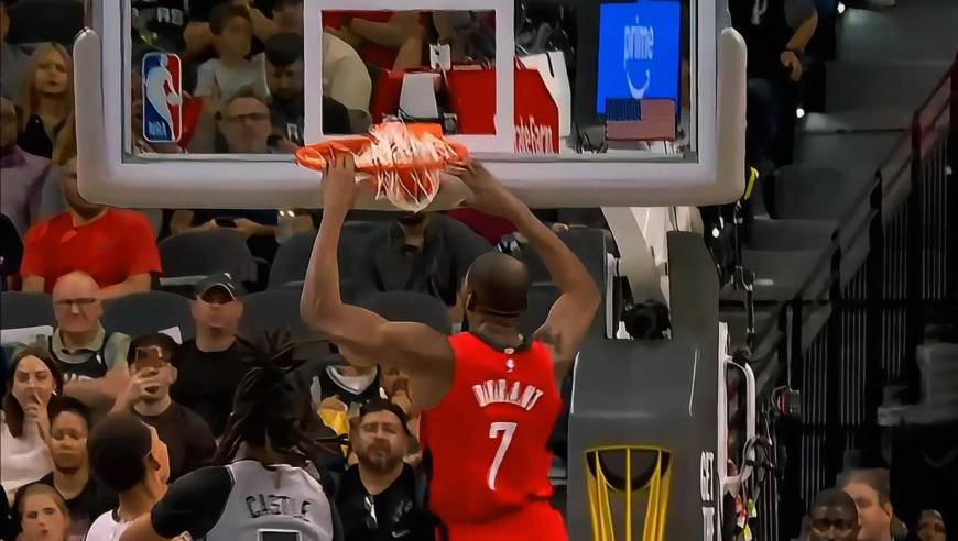 较上劲了！文班亚马接球隔扣杜兰特 随后杜兰特也以隔扣回应