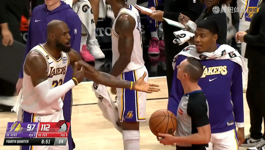 詹姆斯恶意犯规！封盖时肘击对手后脑勺 摊手无奈：是他头撞到我肘上