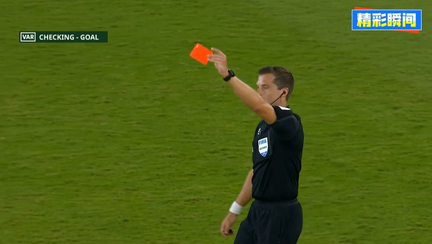 红牌罚下！越南队球员打人动作太恶劣 裁判直接出示红牌将其罚下