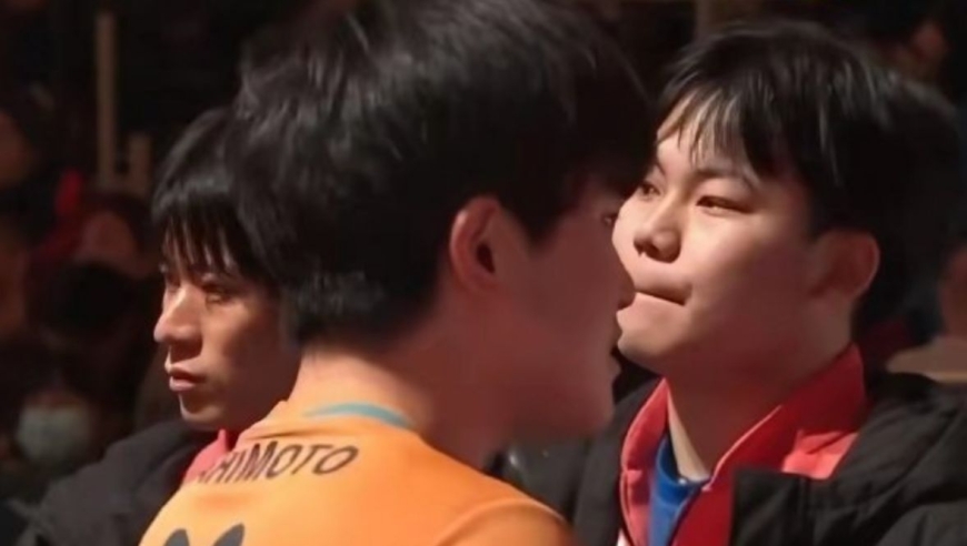 张本智和输球，队友全部冷脸站着+看都不看一眼：永被视为1个外人