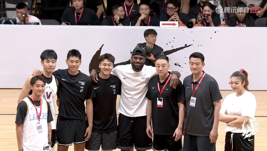 詹姆斯成都站集锦：崔永熙赵睿李梦参加 全场喊LBJ