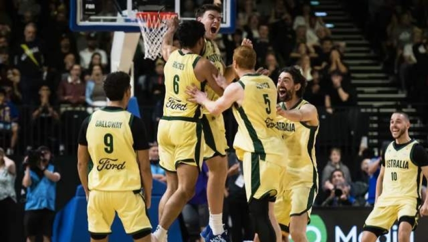 打板三分压哨绝杀！全场鸦雀无声，澳大利亚男篮全队狂欢庆祝