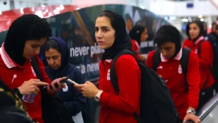 被硬拽上车！登机前反抗！伊朗女足离澳全程曝光：有人被强行带走，有人拼死留下