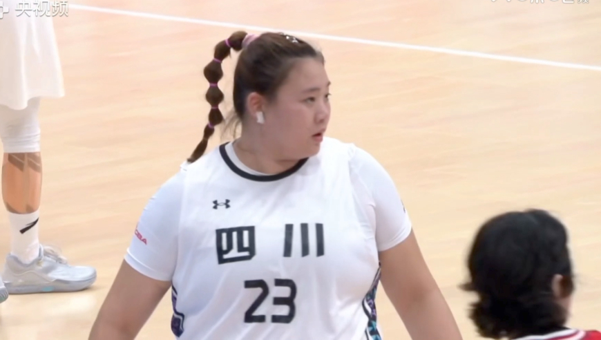 女篮奥尼尔+约基奇！“大宝贝”刘禹彤12分集锦 迎面站帽送四分卫长传