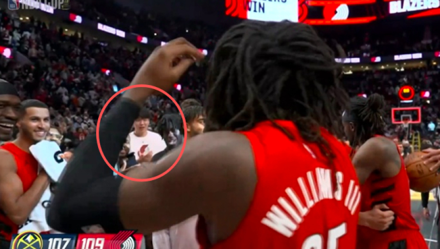 开拓者2分爆冷取胜，全队围在一起庆祝，谁注意杨瀚森的举动