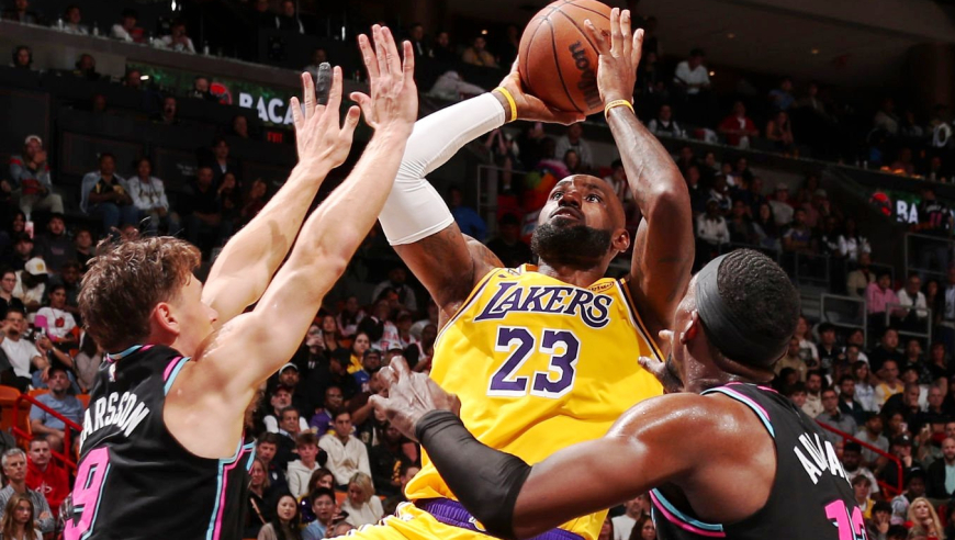 背靠背26中21！老詹12中8砍19分15板10助：篮板平本季最高纪录