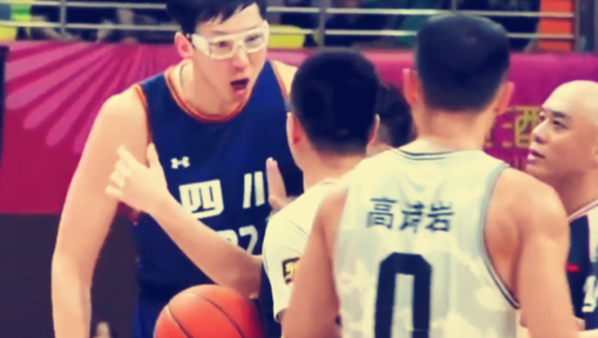 慢镜还原！周琦吃2T被驱逐始末，辽宁两“新人”将他惹火所致