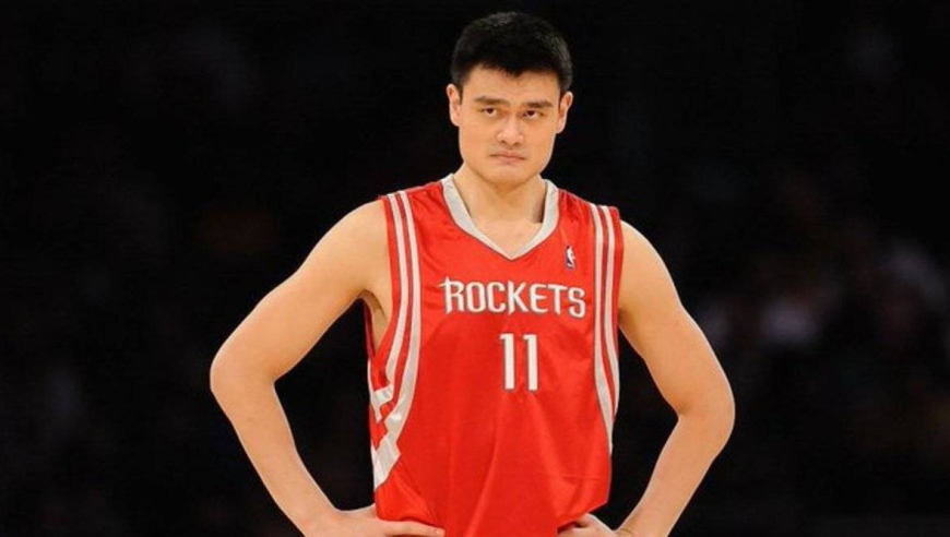 经典比赛！06年姚明对决詹姆斯 拿下24分5帽5板赢得比赛