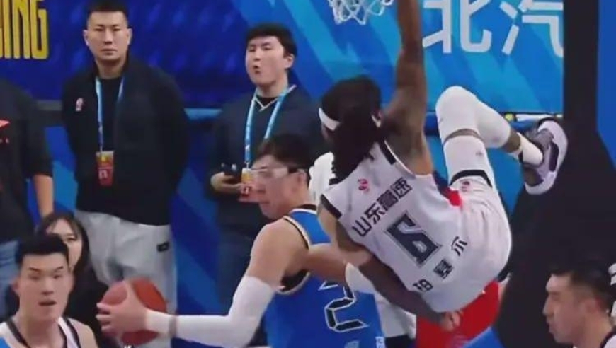 坑了！场上骂骂咧咧，搞乱北京队节奏，付政浩：换作客场早罚出去了