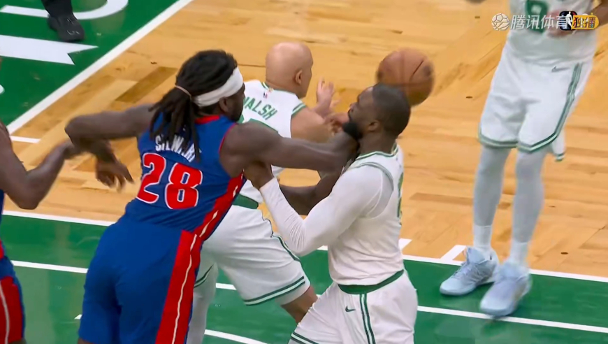布朗和斯图尔特抢篮板抱摔挥肘双方技犯 杰伦不惧挑衅抬起胳膊秀拳头