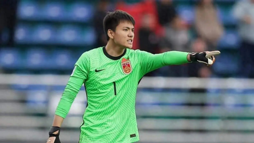 U23国足20分钟丢2球！小仓幸成远射世界波，王钰栋低级失误