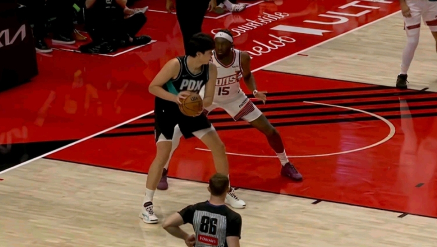 杨瀚森时隔8场再登场 篮下单打马威+双手暴扣 可惜空位三分不中