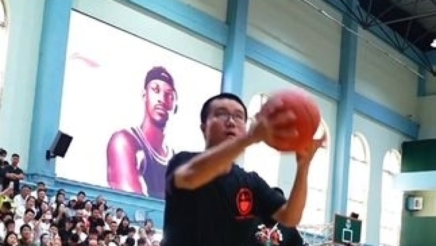 体坛记忆｜&ldquo;巴特勒现场篮球教学徐静雨，不愧是解说界的杜兰特&rdquo;