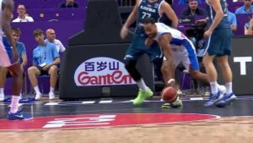 争议！东契奇被撞倒还被吹技犯 法国连罚4球决定比赛