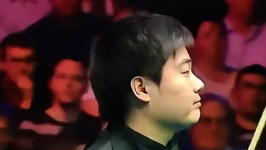 体坛名场面｜丁俊晖迎来最大的挑战！顶住压力逆转火箭，让现场狂热粉全都闭嘴