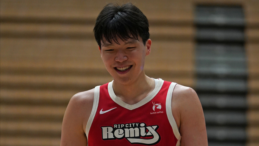 杨瀚森半场表现回顾：单臂反扣太炸裂 背后妙传助飞队友