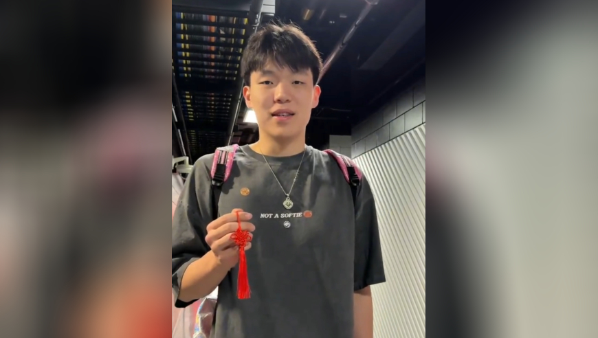 马年大吉！杨瀚森携开拓者队友送祝福 开心收获新年礼物中国结