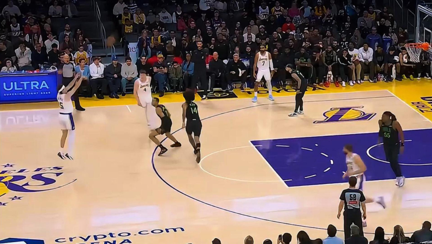 卢卡下场+里皇发威！里夫斯单核带队两记神三分助湖人领先到25分