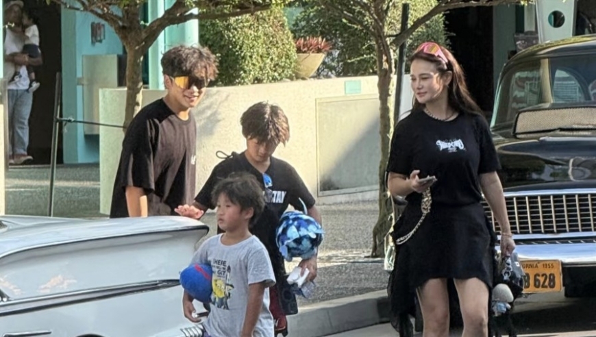 冉莹颖带三个儿子游新加坡，14岁轩轩发育成熟，比妈妈还高半个头