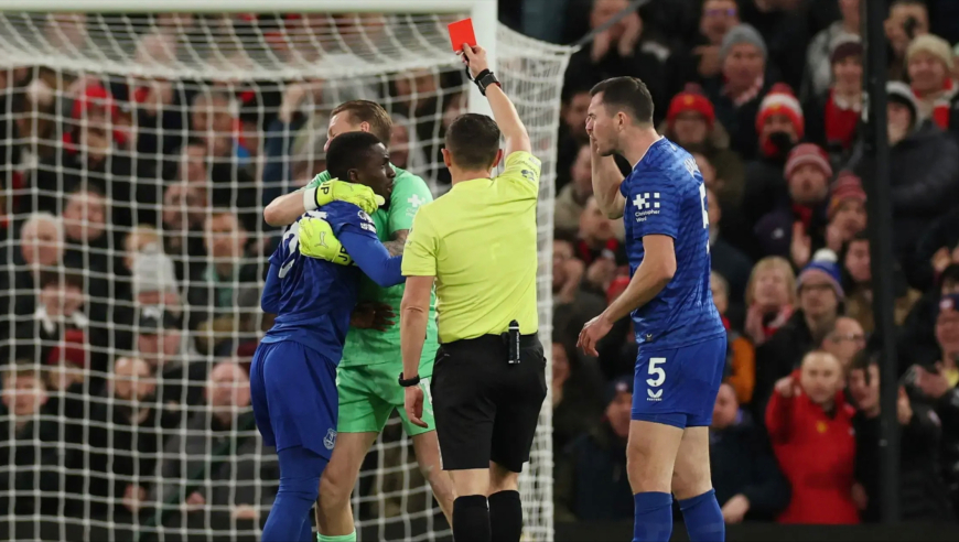 英超：曼联0-1十人埃弗顿 霍尔世界波制胜 盖伊怒扇队友染红