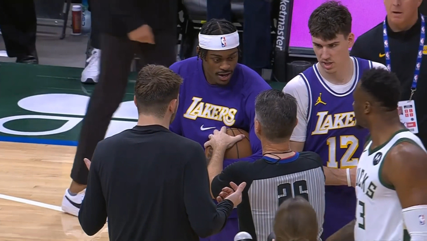 大将风范！东契奇想要比赛用球但裁判不给 字母哥霸气拿走赠予77