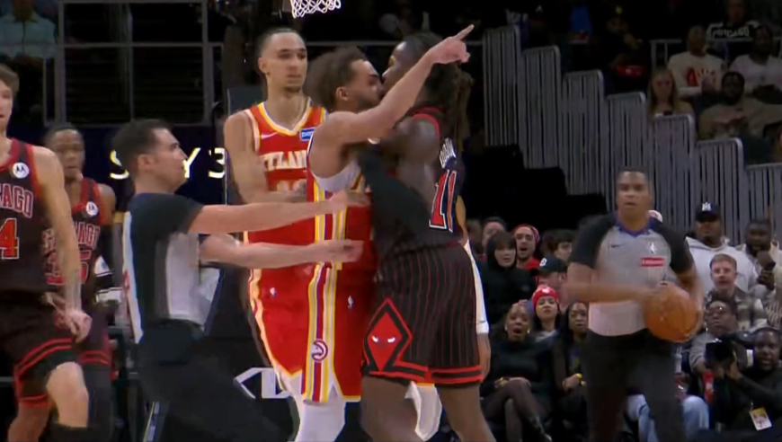 离谱冲突！道苏姆被特雷杨摸屁股暴怒两人嘴对嘴冲突 双方险些团战