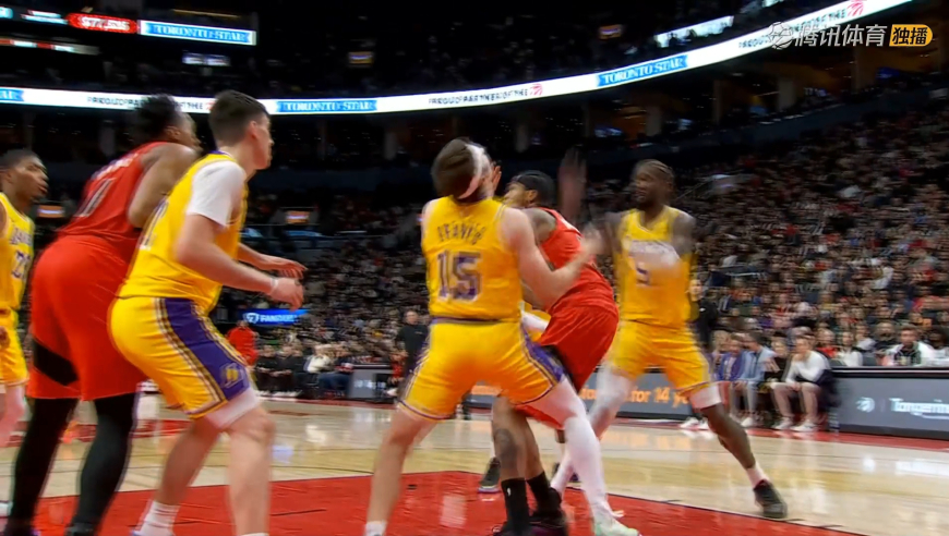 真敢说！里夫斯被肘击后 杨毅直言小里假摔詹姆斯刷分