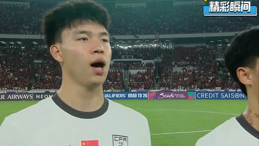生死之战！印尼主场摆出巨型TIFO 国足与现场中国球迷齐唱国歌