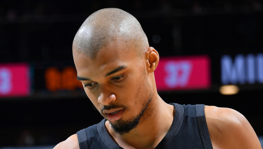 夸张到离谱！文班连中三分马刺狂轰24-5三节打到雄鹿投降全过程