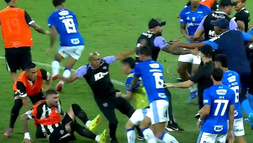 南美特色！巴西足球赛事爆发大规模冲突 两队数十人参与打斗场面火爆