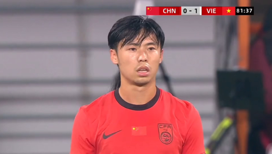 汪士钦两场灾难级发挥！踢越南解围踢呲致丢球，报复性推乌兹球员染红