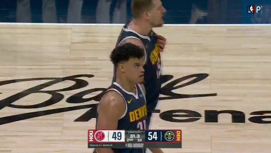 此时的火箭有些上头 申京与乌度卡不满判罚双双吃T