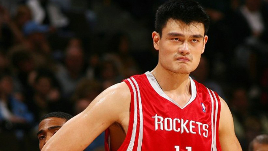 8年NBA生涯，姚明领走多少薪资？球迷表示怪不得会被火箭退役球衣