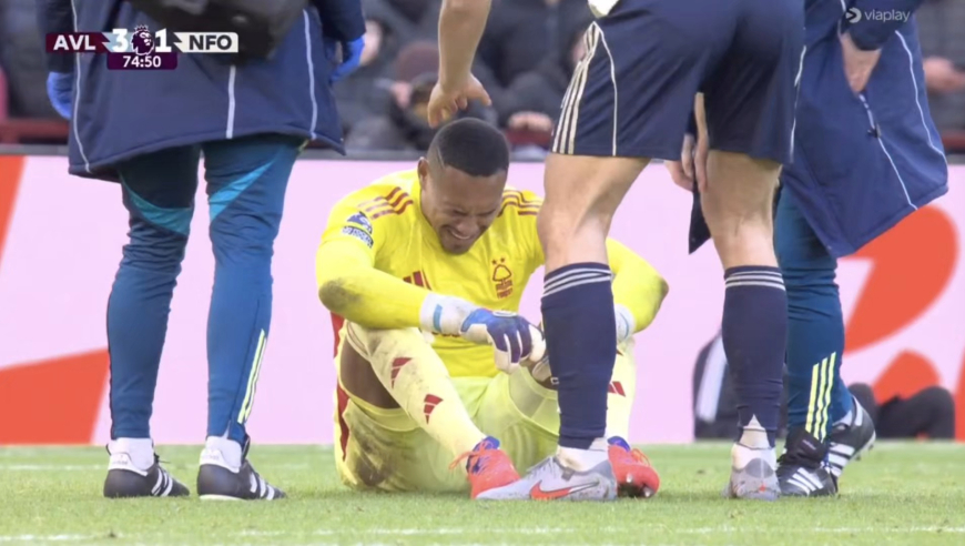 逆天！英超森林门将出击送空门被吊射丢球，随后哭泣无奈伤退