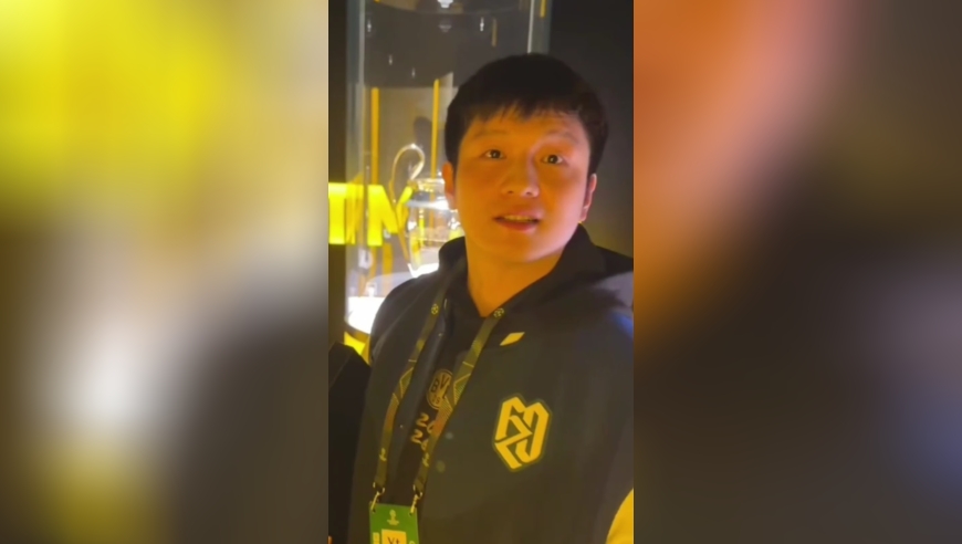 樊振东参观多特蒙德奖杯陈列室！选择困难症犯了，成年人全都要