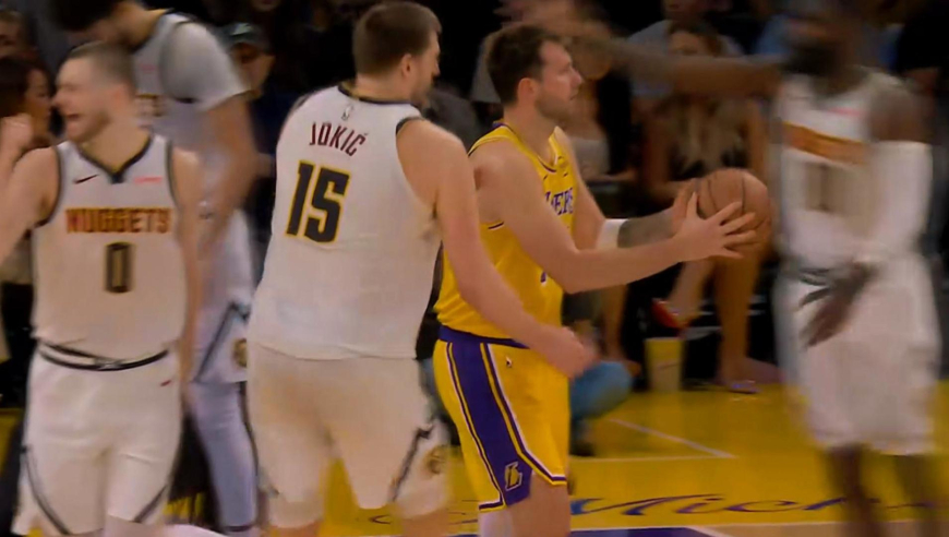 还在较劲！湖人掘金不到一分钟对着挑战 东契奇两次受到争议判罚