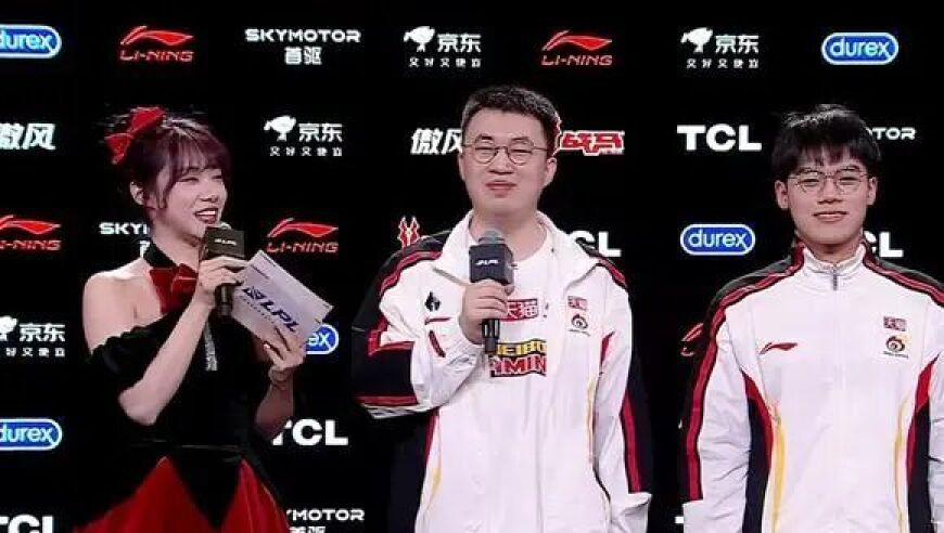 小虎当着小钰的面，感谢Rookie送5杀