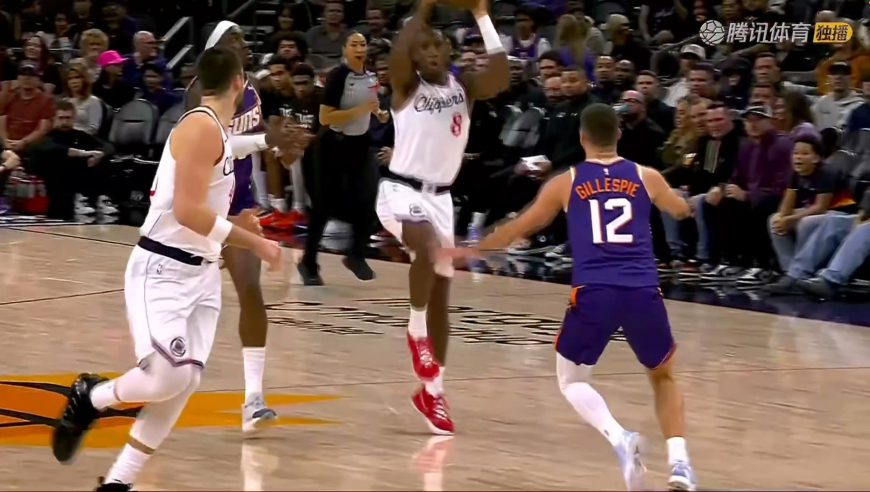 都是暗招！祖巴茨篮下被连续下阴招直接撞翻 裁判看录像升级恶犯