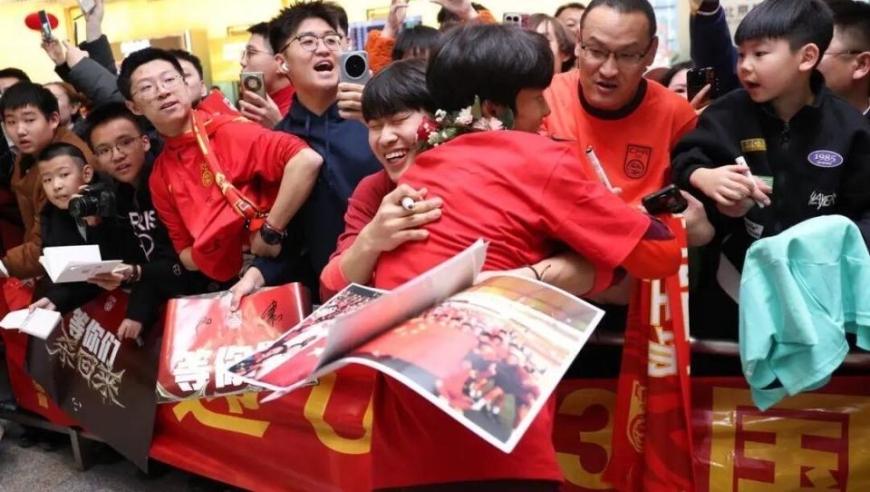 U23国足抵京，多位七旬球迷自制横幅接机，门将李昊：&ldquo;没有虽败犹荣，回去好好总结&rdquo;