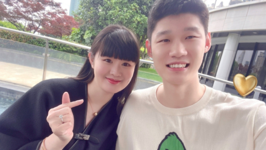 球色生香 | 从初恋到婚纱，相爱11年零绯闻，她是胡金秋的MVP
