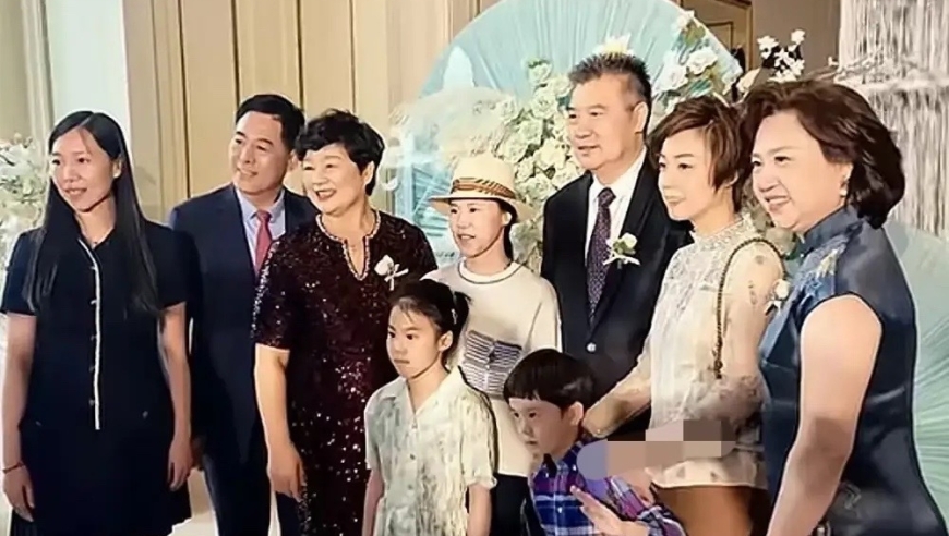 张怡宁一家参加李隼女儿婚礼，两孩子长得都像她，64岁徐威老很多